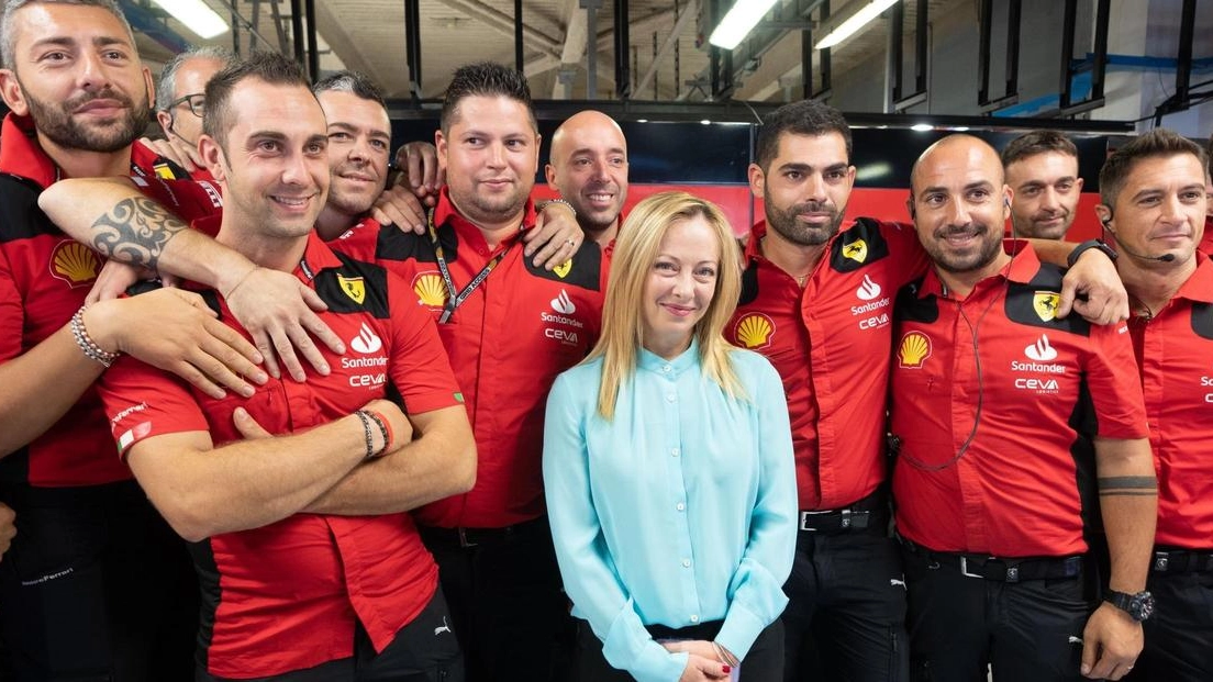 Giorgia Meloni in posa con il team Ferrari all'Autodromo di Monza