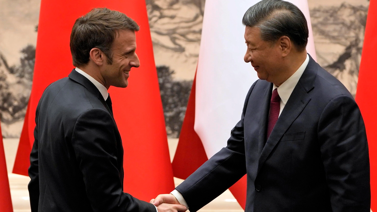 Macron e Xi Jinping (Ansa)