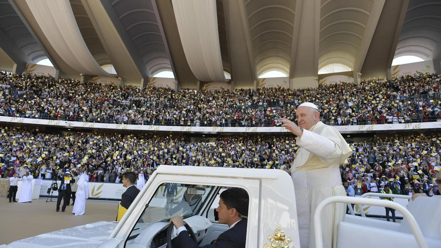 Papa Francesco nello stadio di Abu Dhabi (Ansa)
