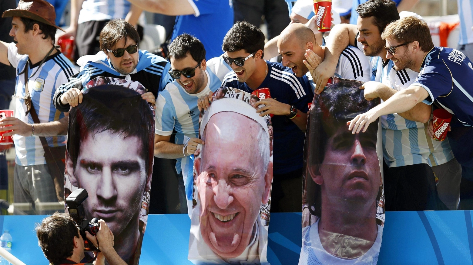 Tifosi argentini con le immagini di Messi, Bergoglio e Maradona (Ansa)