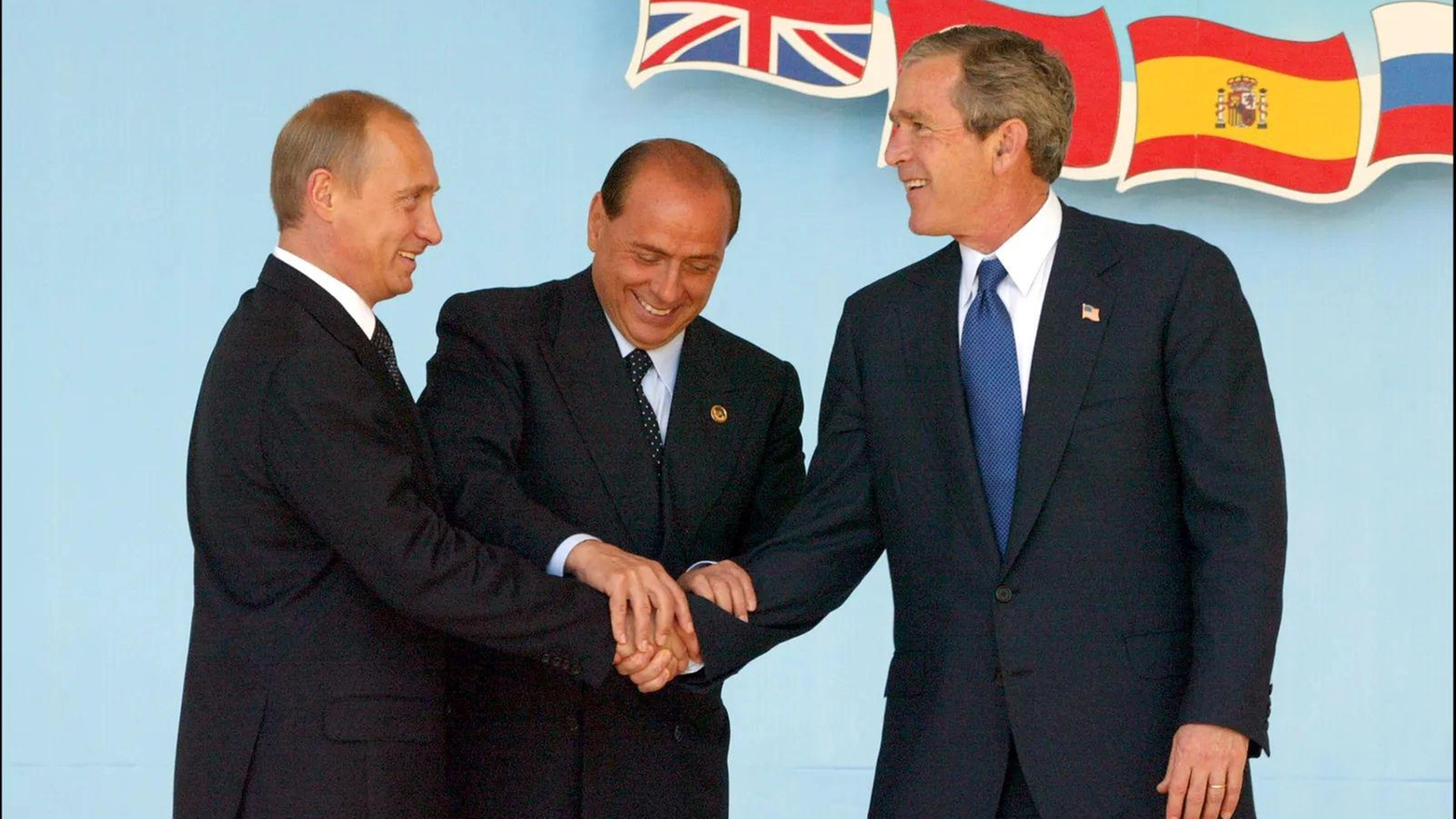La storica stretta di mano tra Vladimir Putin e George W. Bush con Silvio Berlusconi