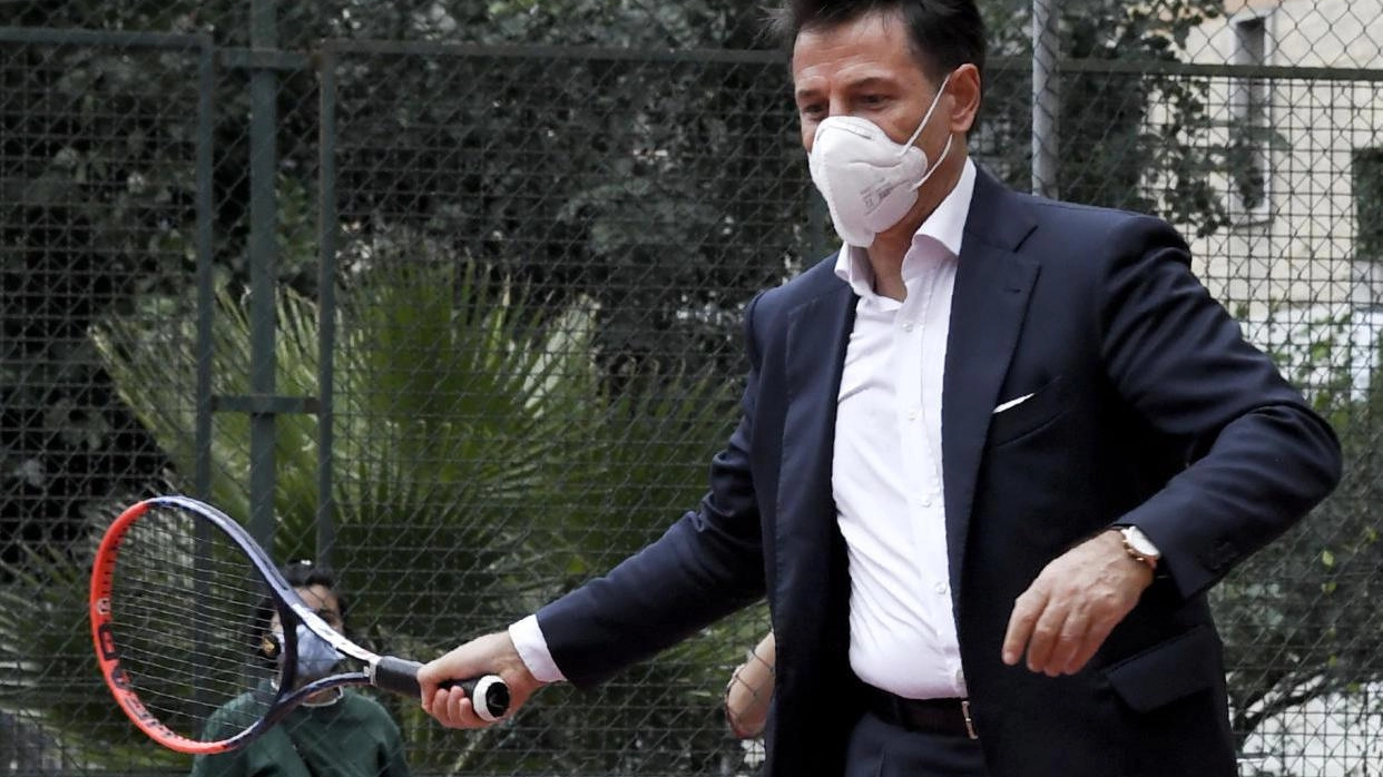Giuseppe Conte, 57 anni, ha giocato a tennis nel parco 'Corto Maltese' di Scampia