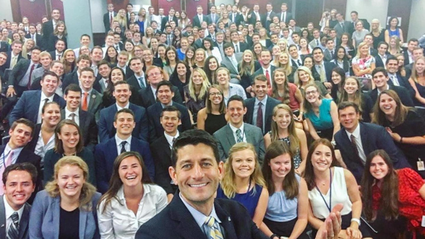 Il selfie di Paul Ryan con gli stagisti tutti bianchi (Instagram)