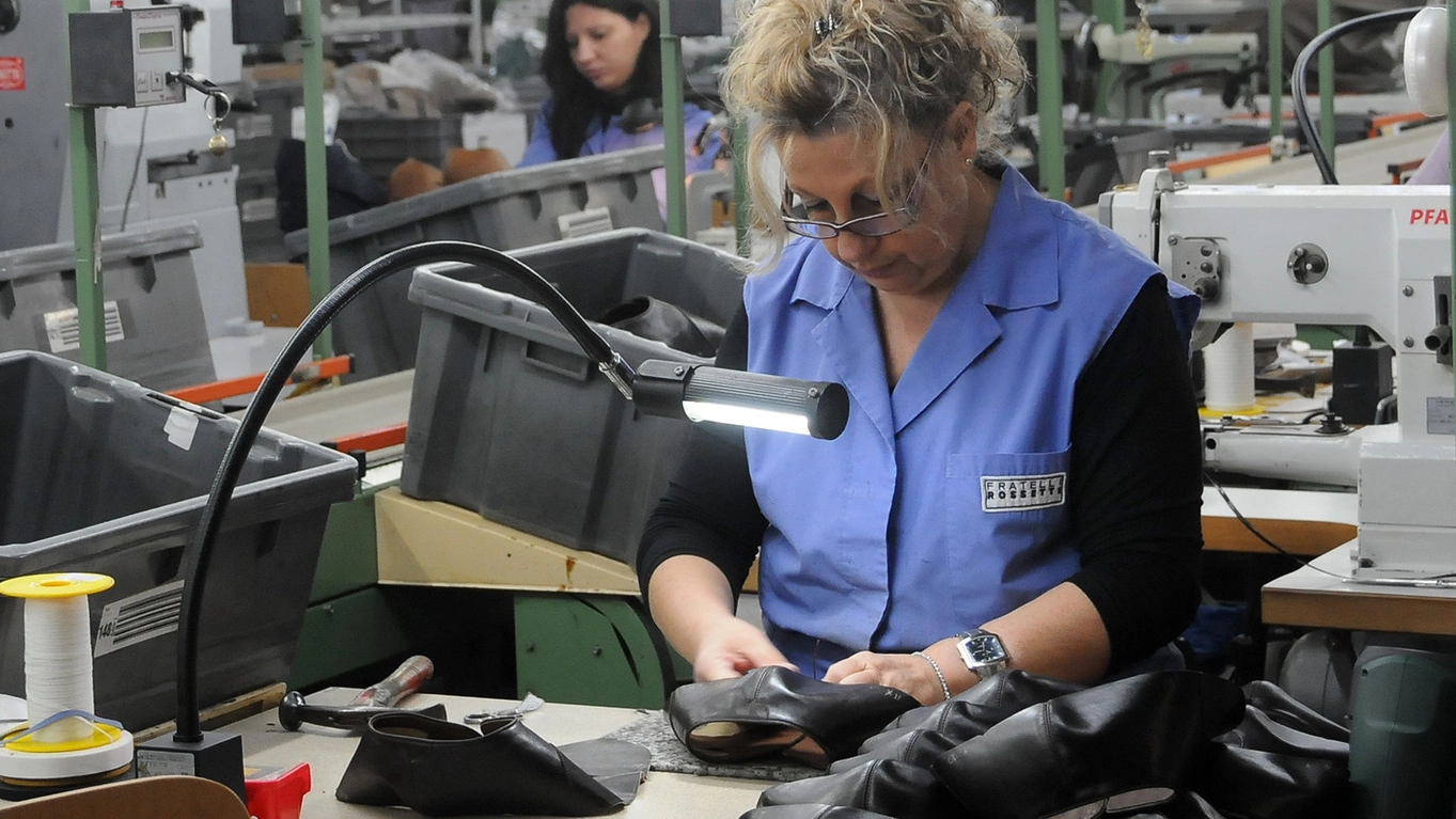 Lavoro nel settore calzaturiero (foto Roberto Garavaglia - Studio Sally)