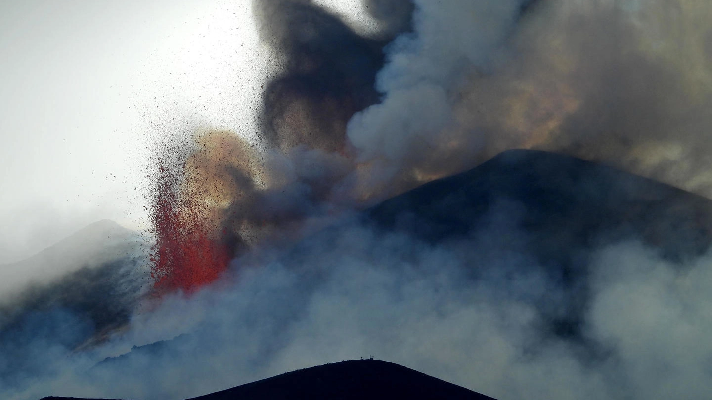 Nuova, spettacolare eruzione sull'Etna (Ansa)