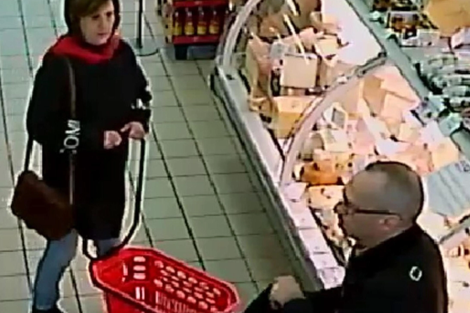 Un frame delle telecamere di sicurezza del supermercato riprende la coppia (Ansa)
