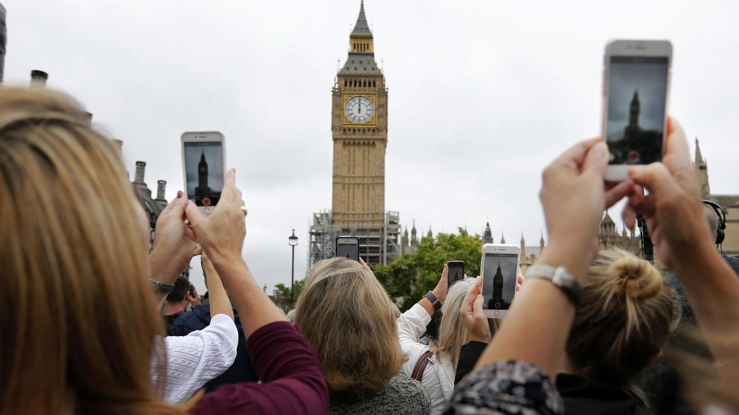 Le foto scattate da londinesi e turisti al Big Ben che chiude (Ansa)