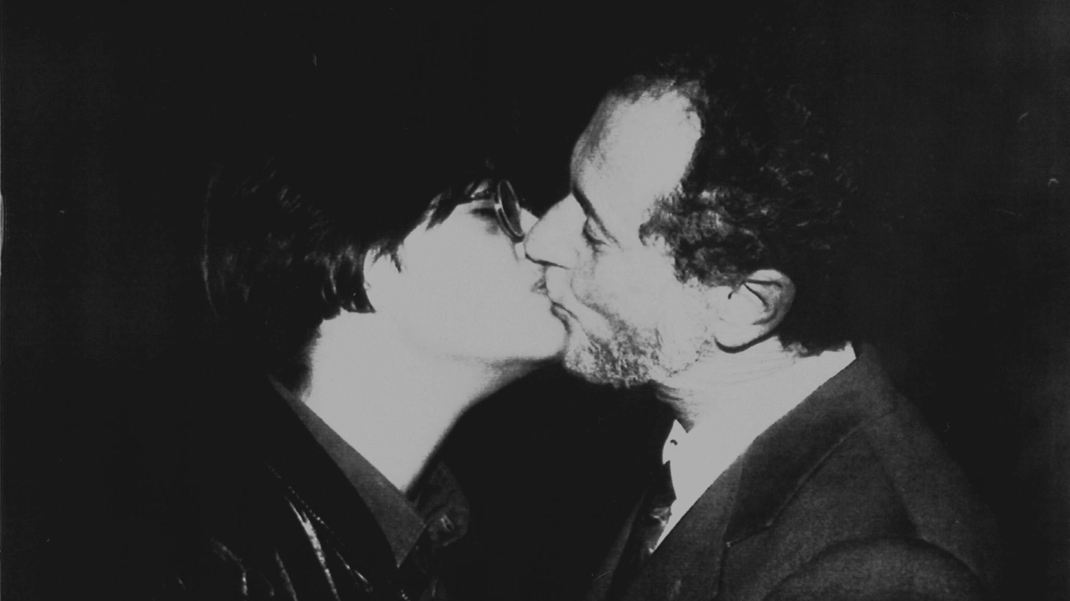 Il bacio tra Fernando Aiuti e Rosaria Iardino (Ansa)