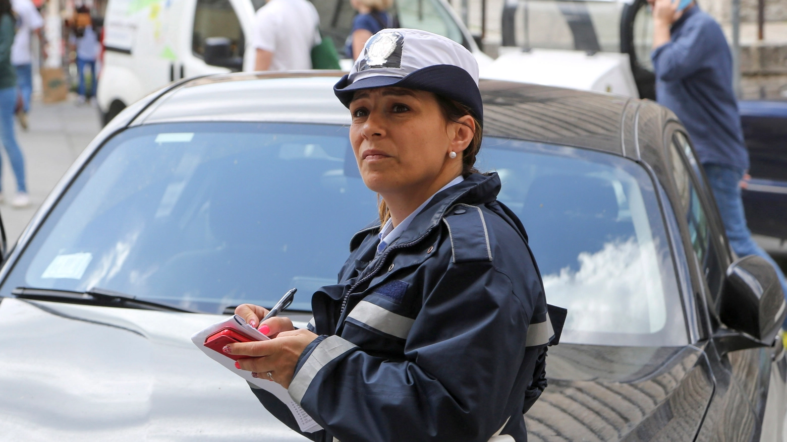 Un vigile impegnato a fare una multa (Foto Crocchioni)