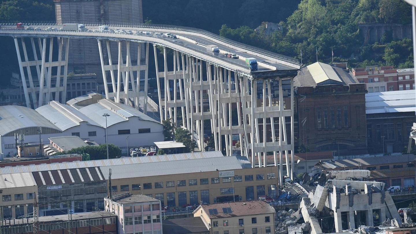 Genova, il Ponte Morandi dopo il crollo (foto Ansa)