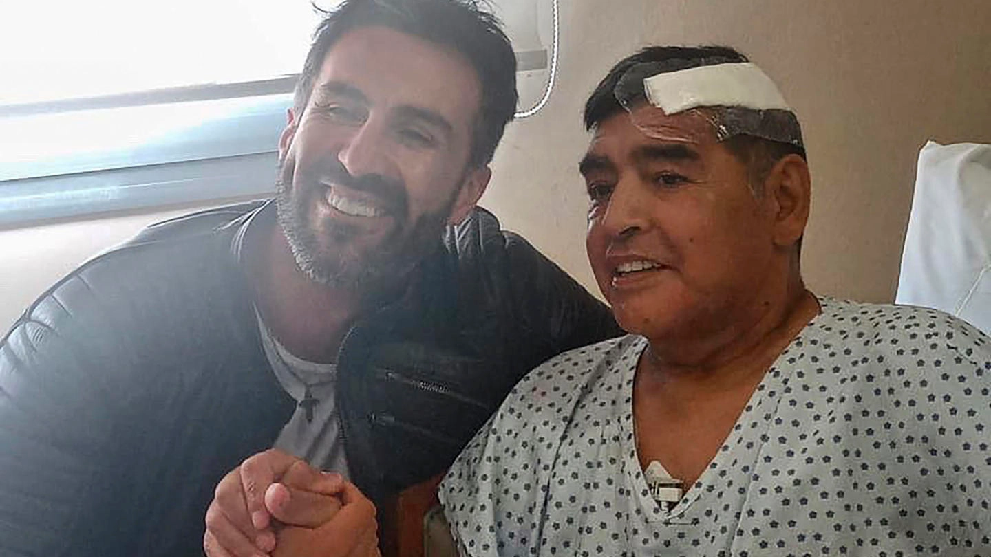 Il medico Leopoldo Luque con Maradona dopo l'operazione
