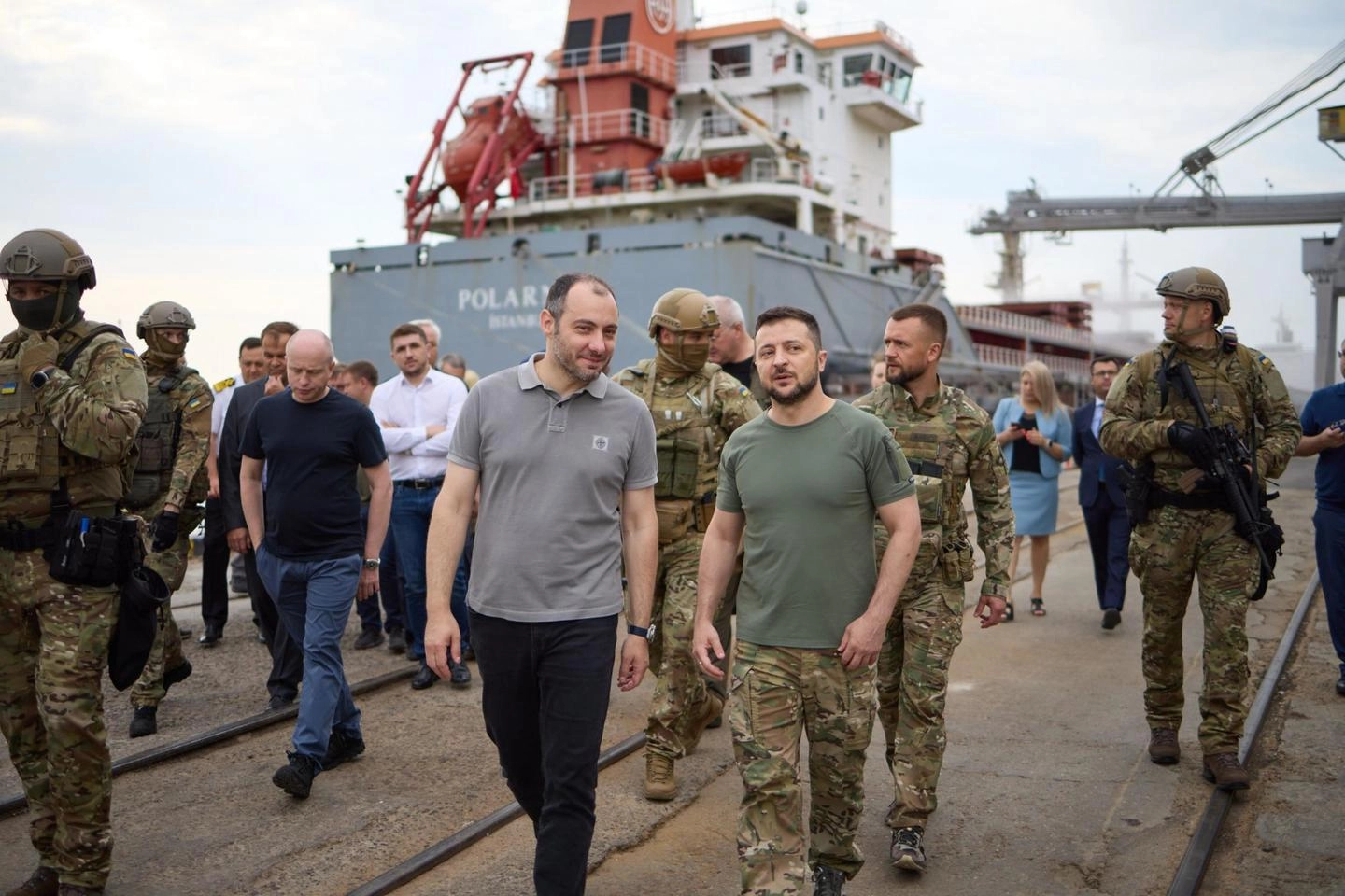Il presidente Zelensky visita un porto ucraino sul Mar Nero (Ansa)