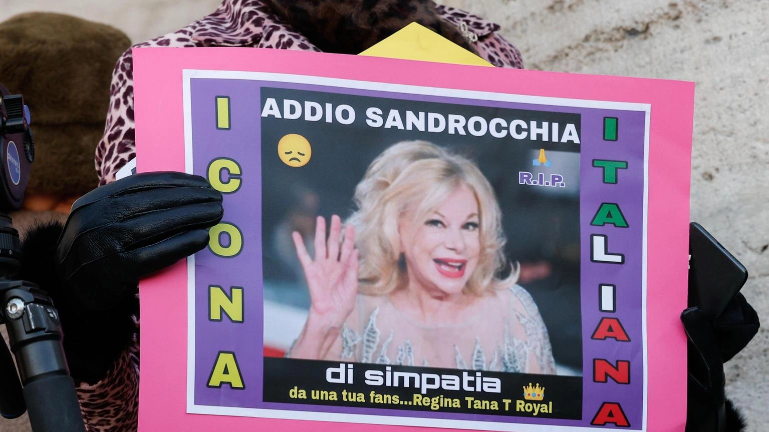Rose bianche e gran folla per l'addio a Sandra Milo a Roma