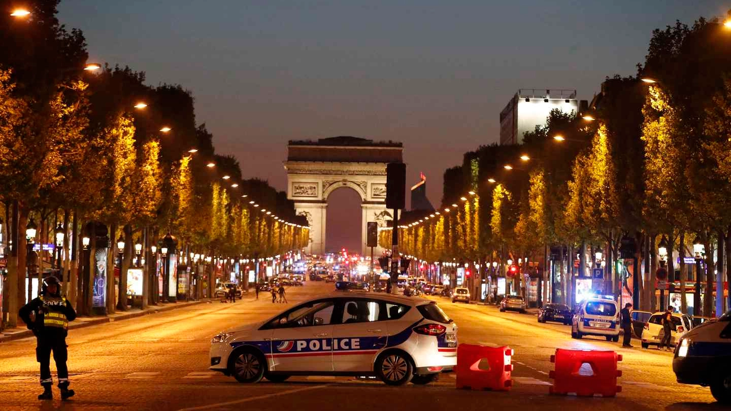 Transennati gli Champs-Elysees dopo la sparatoria (Lapresse)