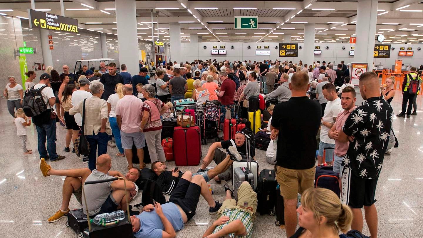 I passeggeri della Thomas Cook rimasti in aeroporto a Palma di Maiorca (LaPresse)