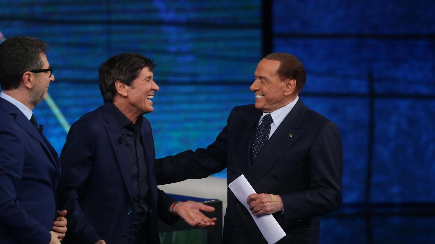 Silvio Berlusconi scherza con Gianni Morandi a 'Che tempo che fa' (Lapresse)