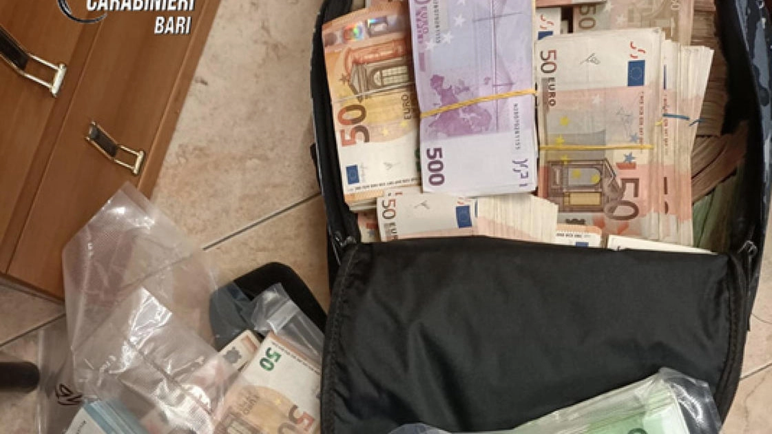 Tre zaini contenenti con circa 1,2 milioni di euro trovati in casa del figlio di Chiarello