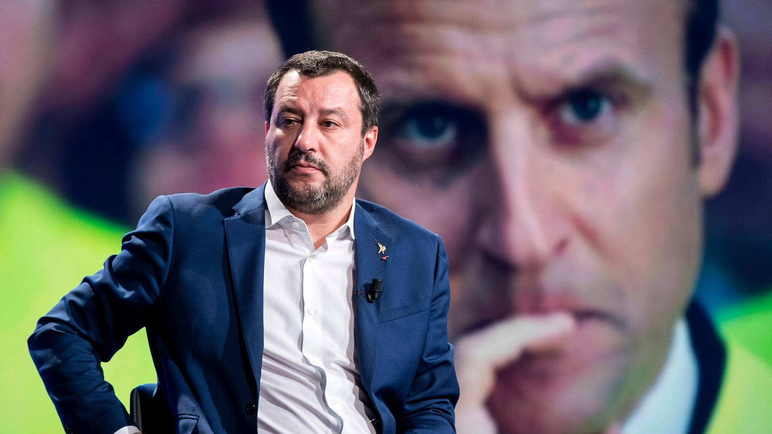 Matteo Salvini davanti a una gigantografia di Macron (Lapresse)