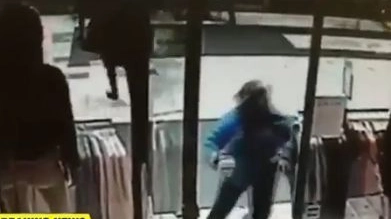 Una signora entra di corsa in un negozio per sfuggire al camion killer (da youtube)