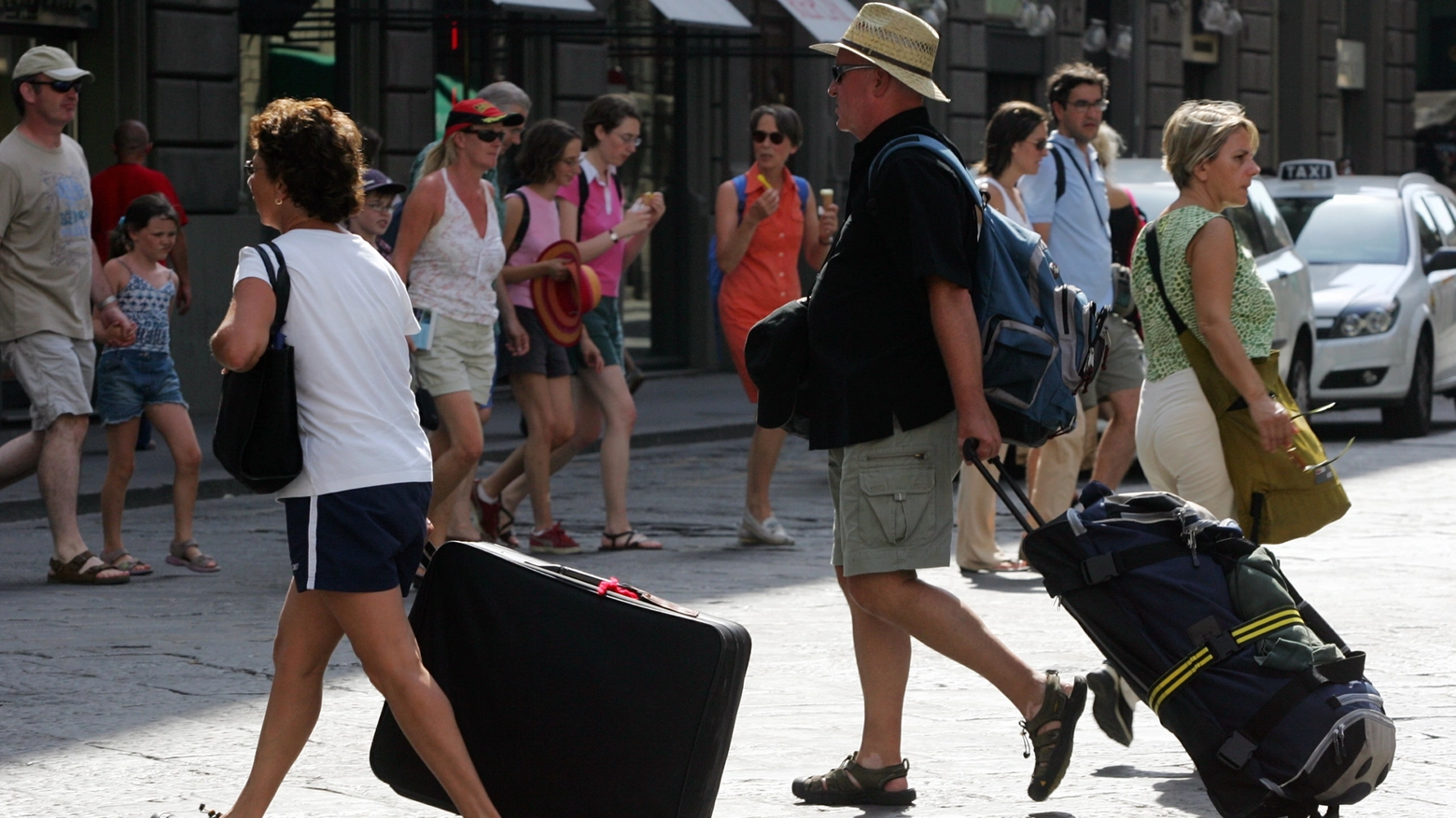 Turisti con le valigie (foto Germogli)
