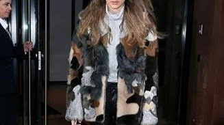 Gigi Hadid con la giacca di pelliccia camouflage Blumarine (Getty Images)