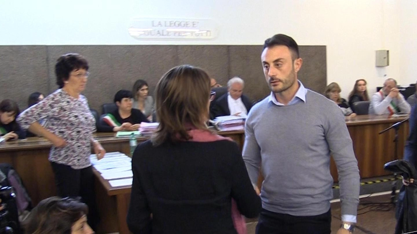Il superteste Francesco Tedesco stringe la mano a Ilaria Cucchi (Ansa)