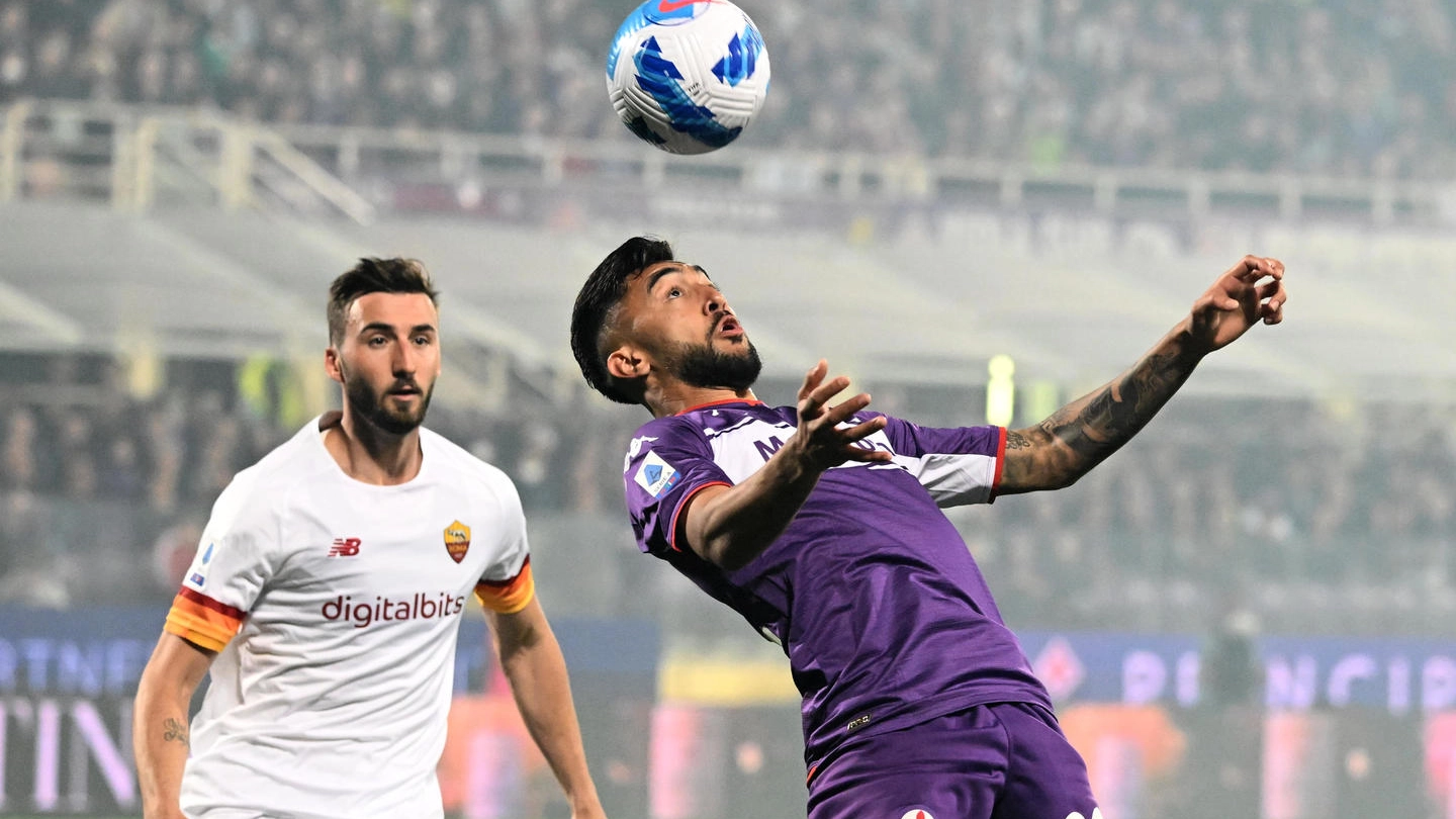 Fiorentina-Roma: Gonzalez pressato da Cristante (Ansa)