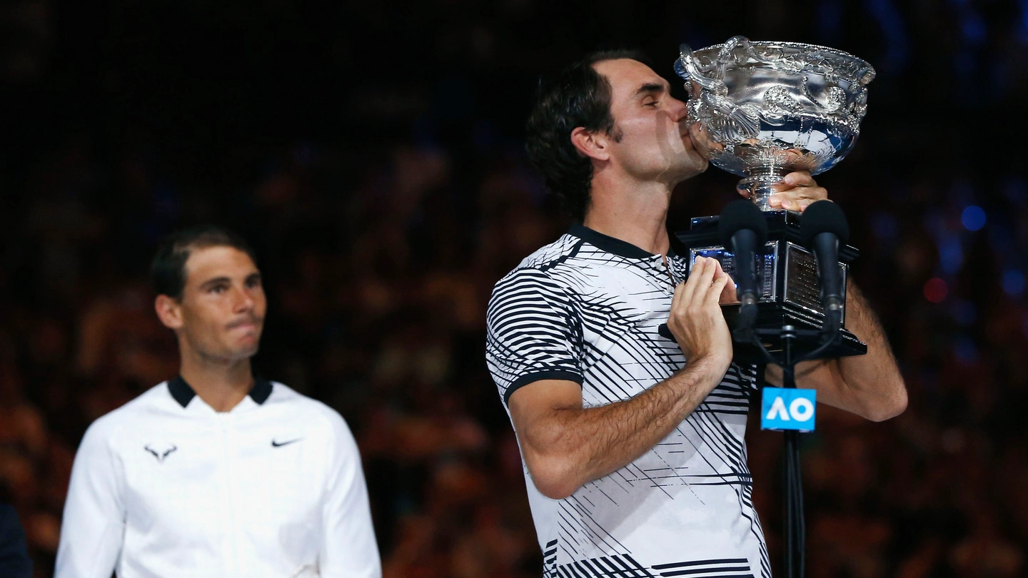 Rafa Nadal guarda Roger Federer baciare la coppa dell'Australian Open (Lapresse)