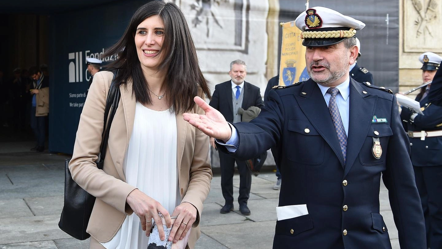 Il comandante dei vigili di Torino Emiliano Bezzon e la sindaca, Chiara Appendino (Ansa)