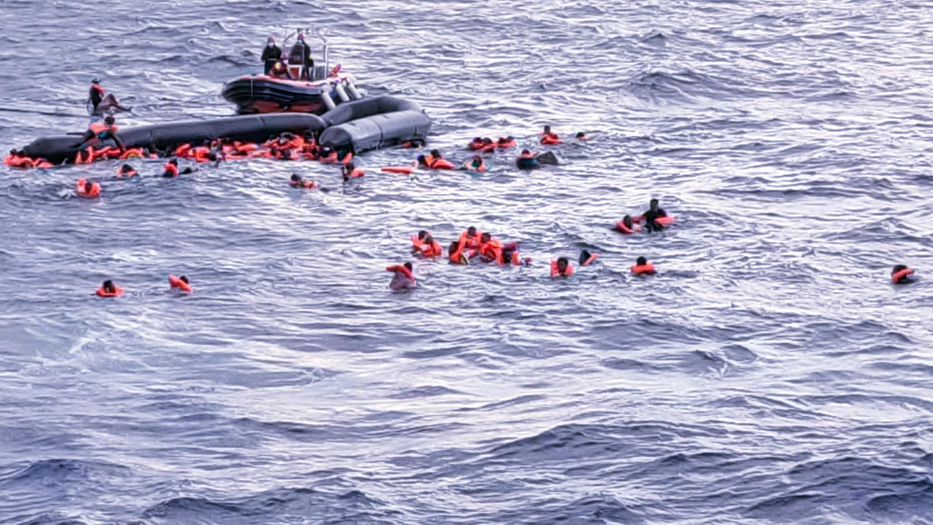 I soccorritori della Open Arms soccorrono i migranti in mare (Ansa)