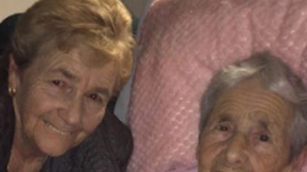 Pauline Jones, 73 anni, accanto alla madre Kathleen, 94 anni
