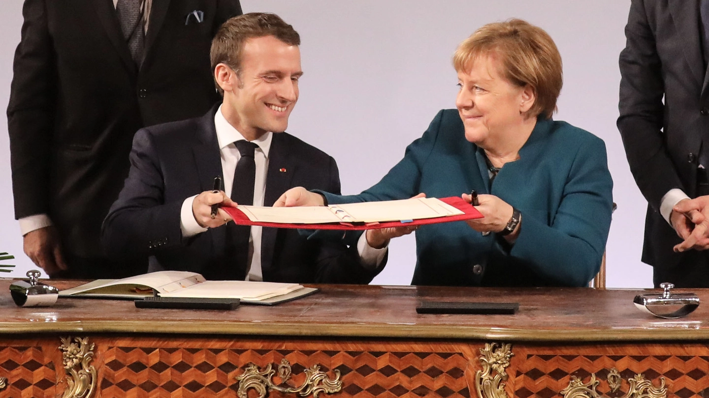 Macron e Merkel firmano un nuovo trattato di cooperazione (Lapresse)