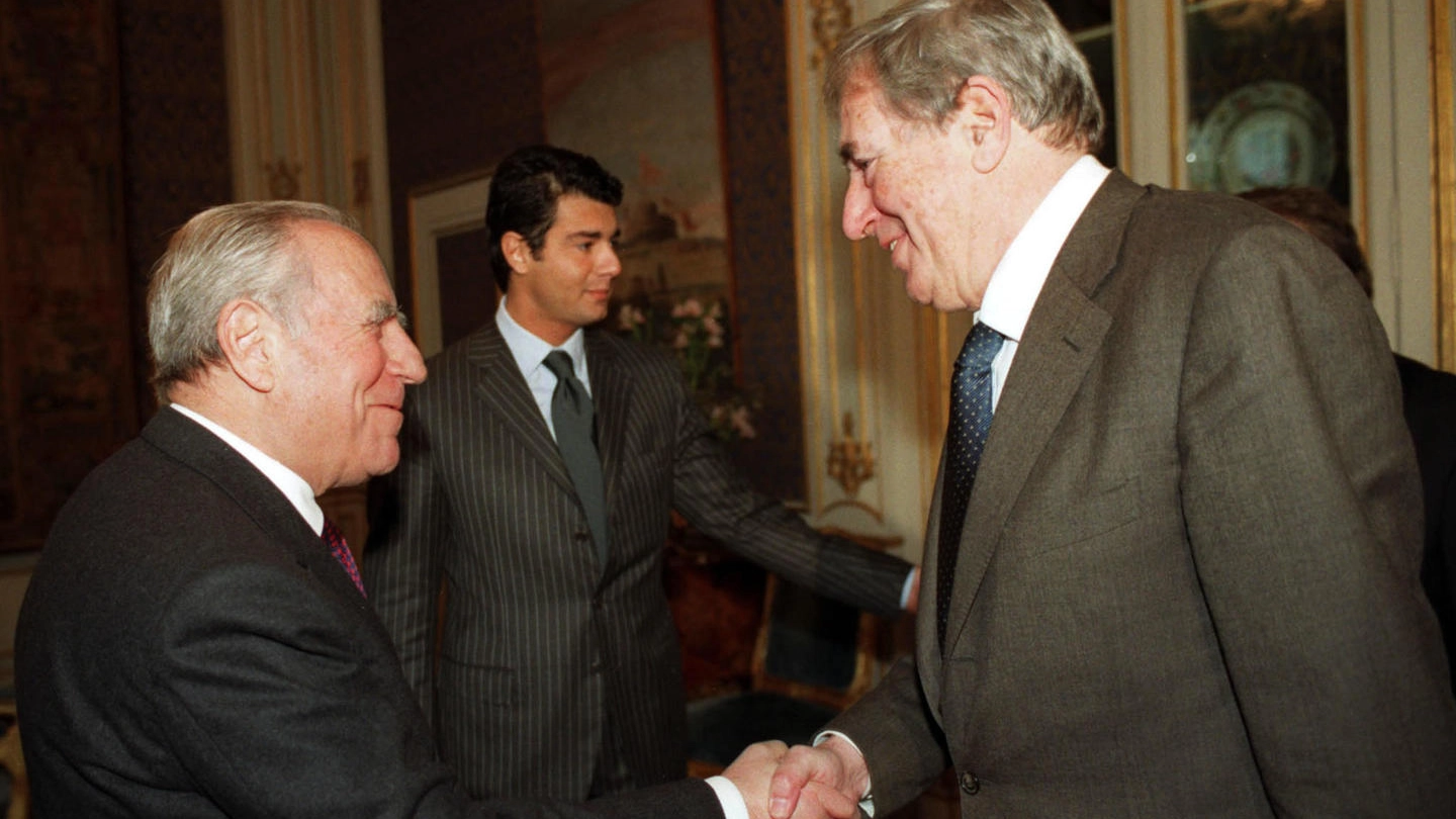 Demetrio Volcic nel 2000 con l'allora presidente della Repubblica Ciampi (Ansa)