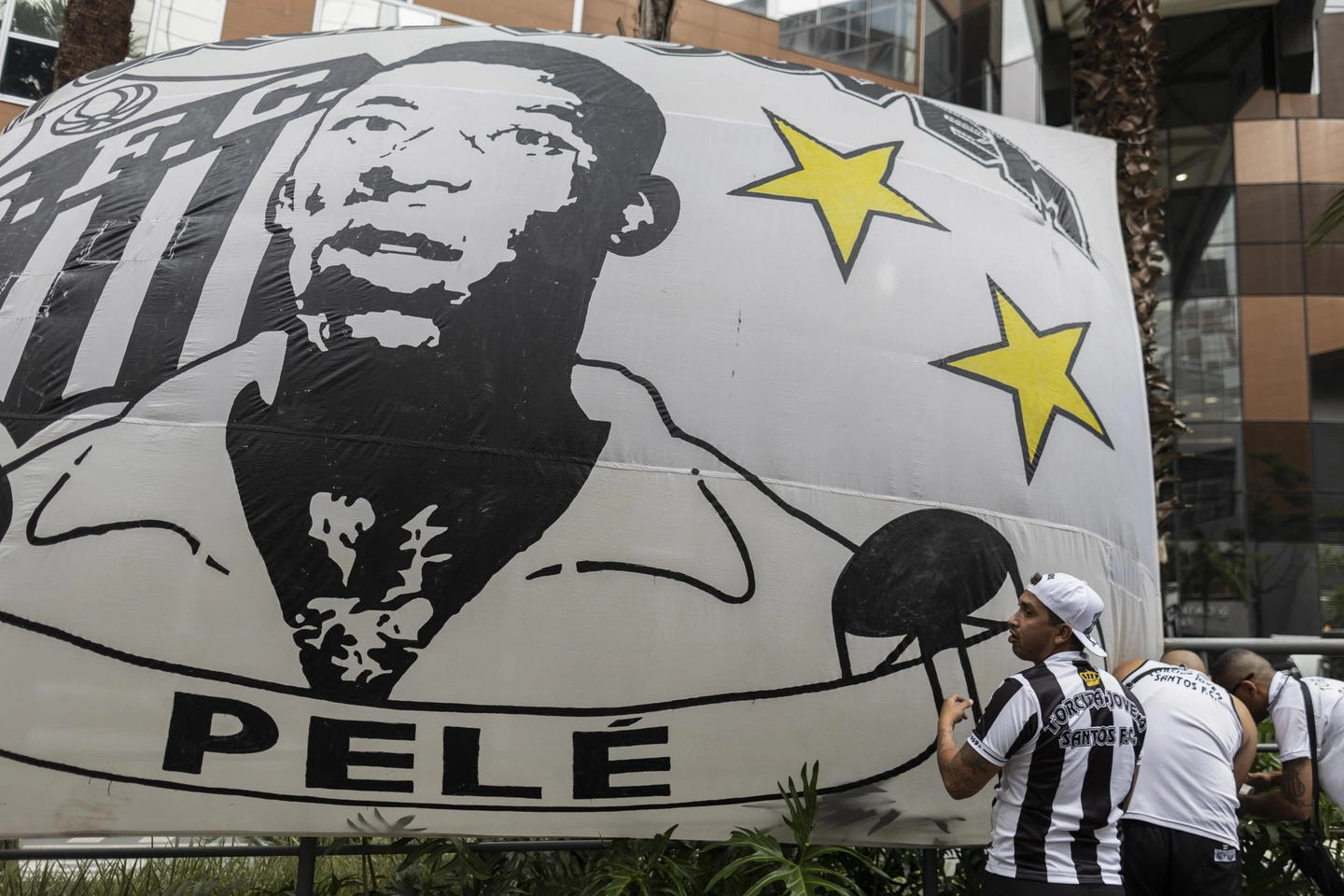 I tifosi davanti all'ospedale dove è ricoverato Pelé (Epa)