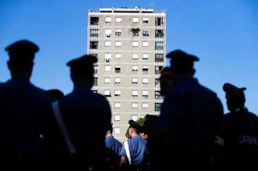 Tor Bella Monaca, nuovo blitz con oltre 100 carabinieri: un arresto, 9 denunce e controlli antiabusivi in 144 appartamenti comunali