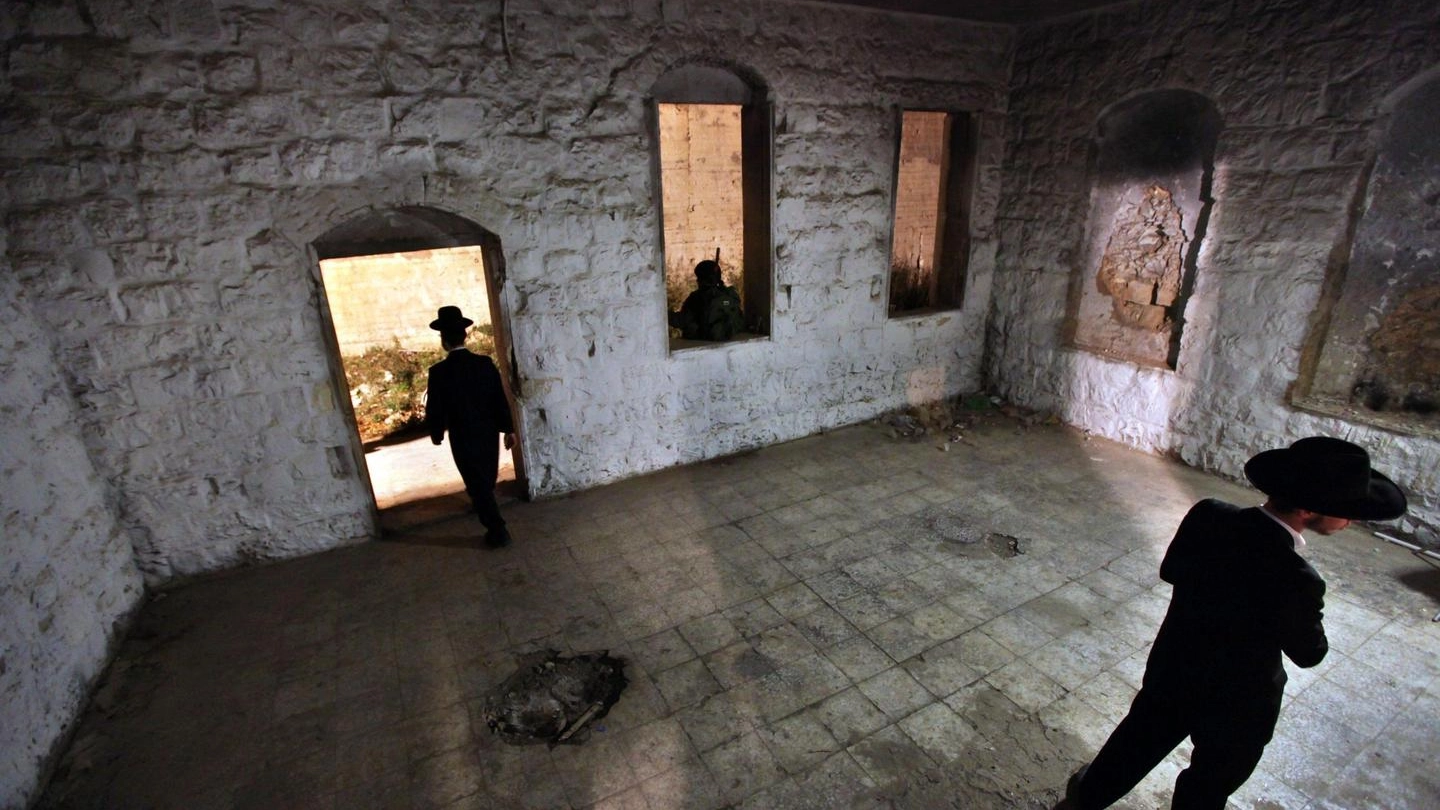 Ebrei ultraortodossi alla tomba di Giuseppe a Nablus (Ansa)