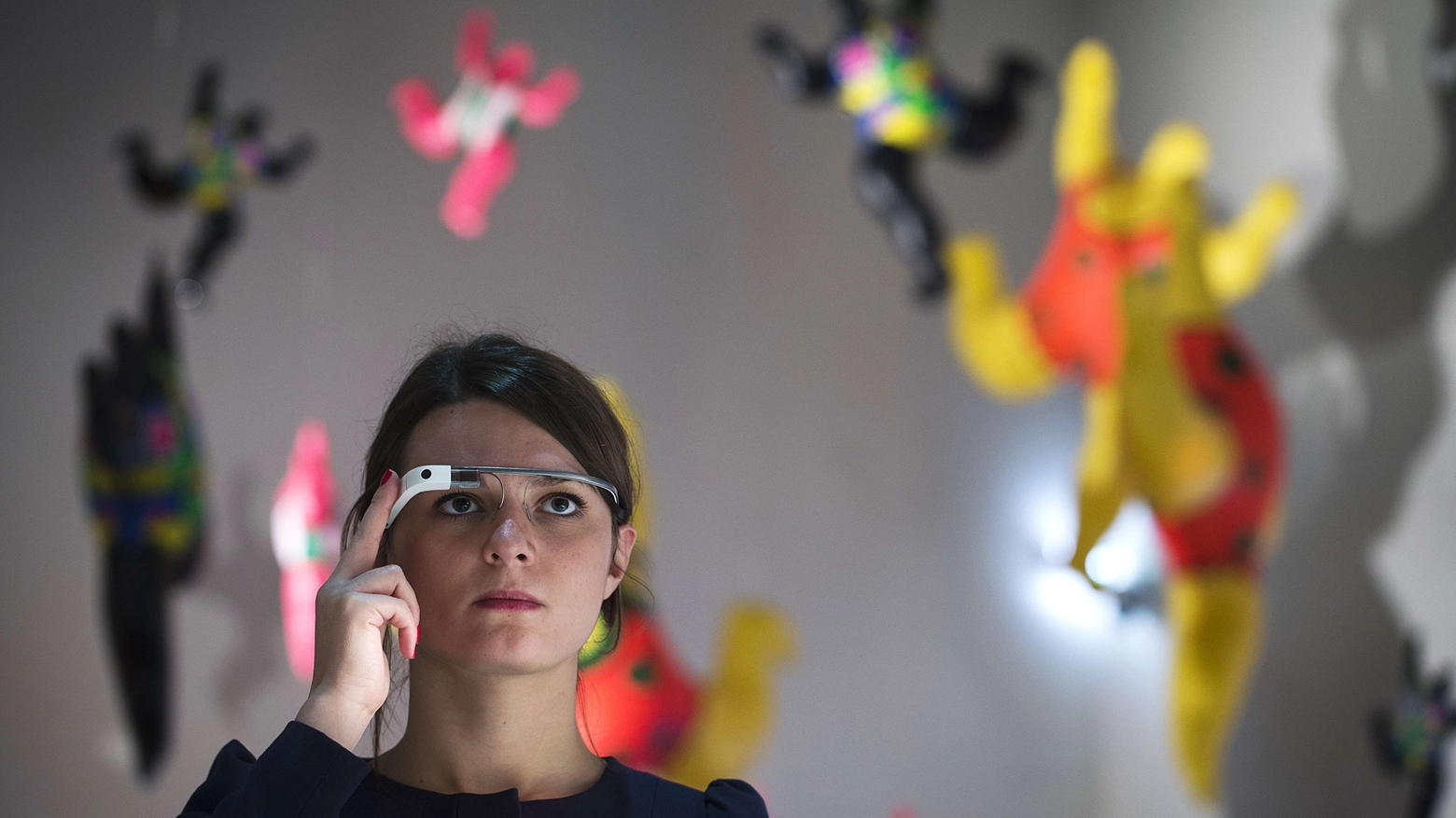 Una donna indossa i Google glass (Afp)