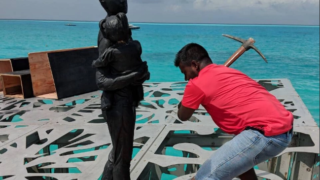 La demolizione delle sculture "anti-islamiche" nelle Maldive (Twitter)