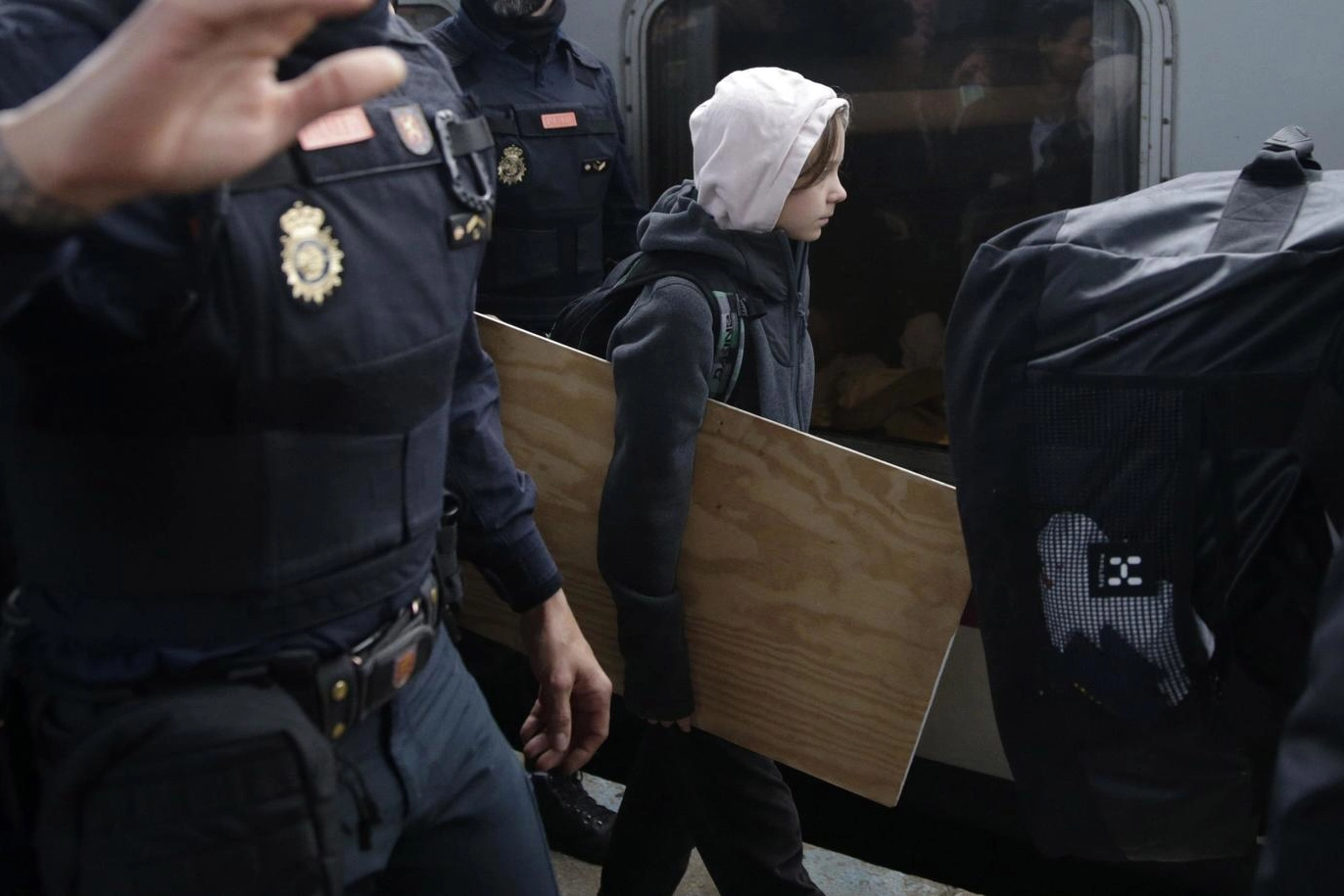 Madrid, Greta Thunberg scende dal treno col suo cartello (Ansa)