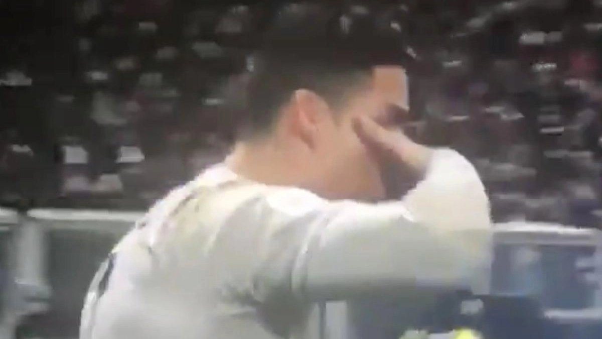 Cristiano Ronaldo fa la 'maschera' come Dybala (Ansa)