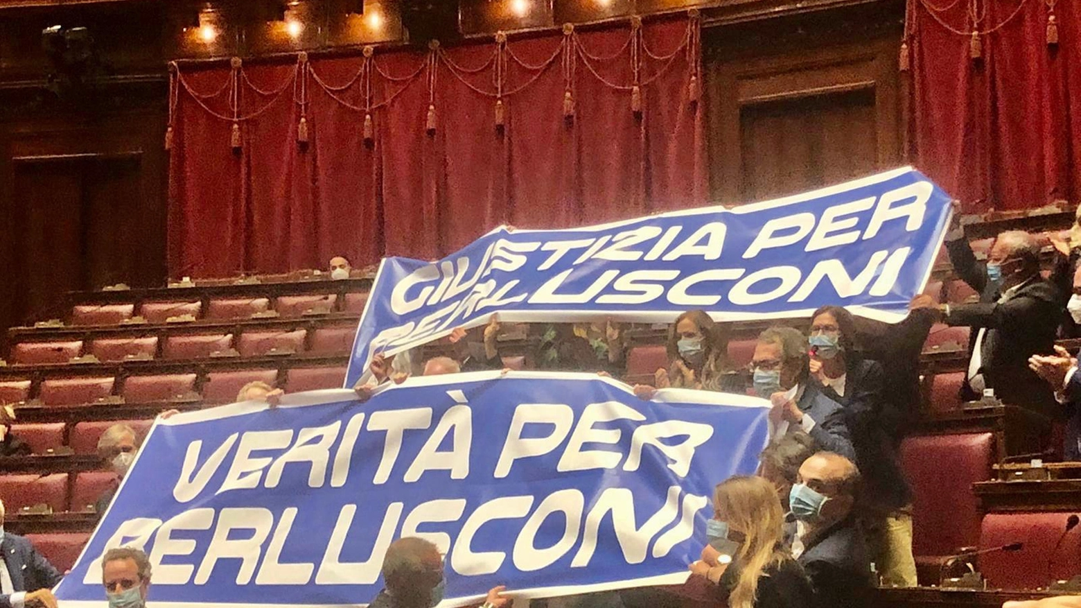 Gli striscioni pro-verità su Berlusconi alla Camera