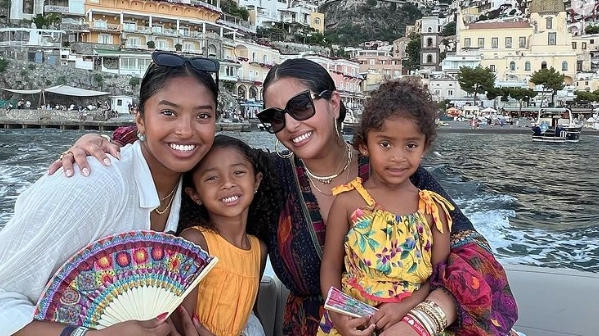 Vanessa Bryant con le figlie a Positano (foto Instagram Vanessa Bryant)