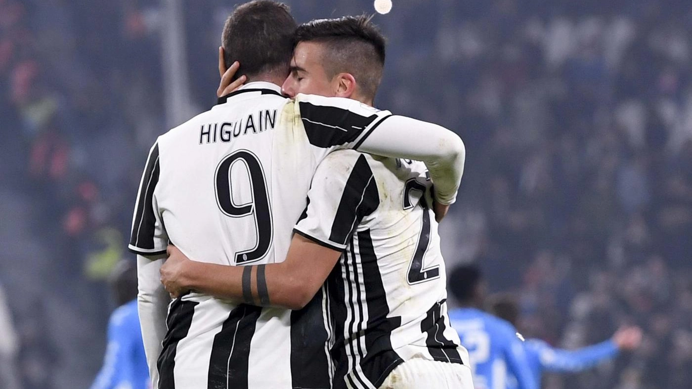 Higuain abbraccia Dybala: la coppia in HD bianconera ha colpito anche ieri sera