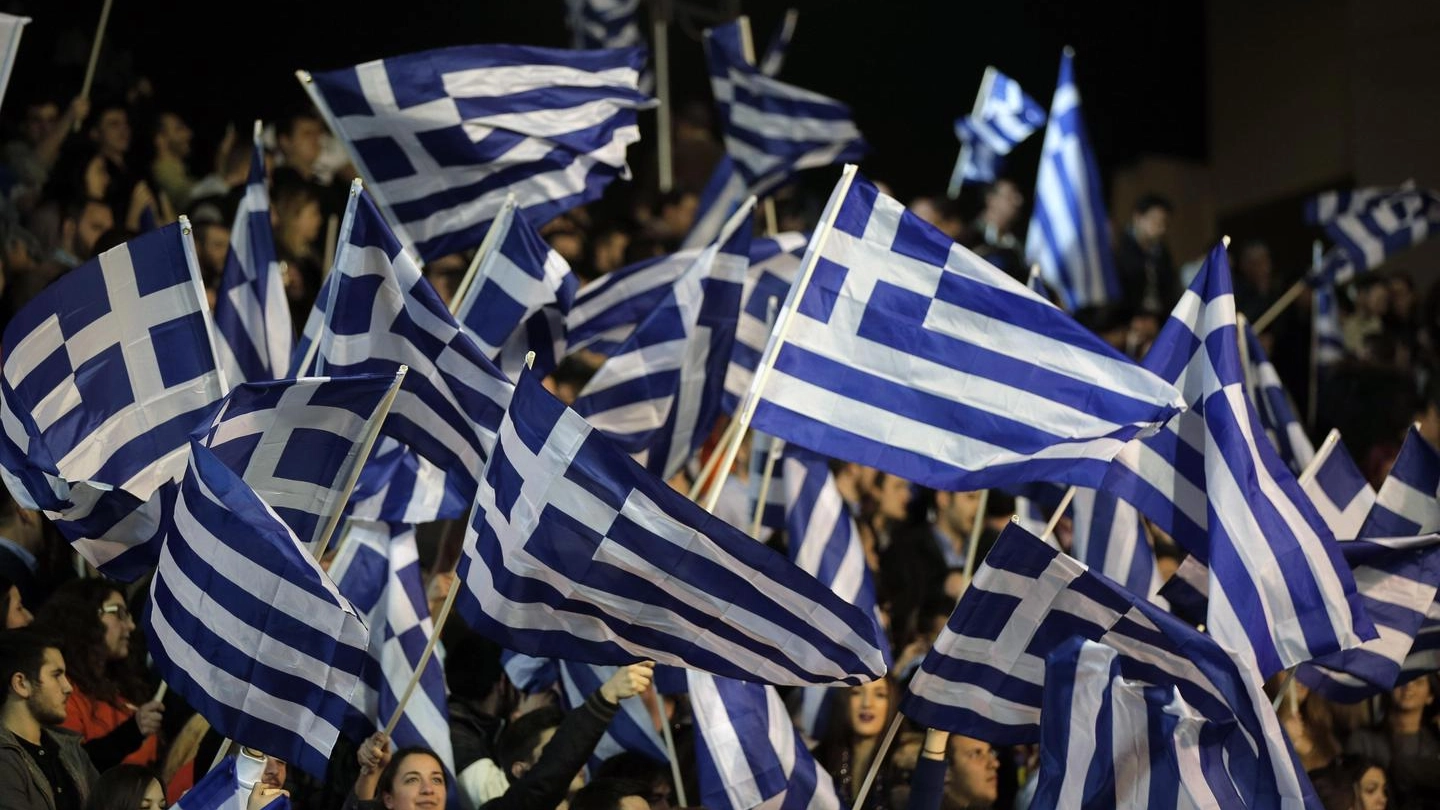 Bandiere greche (Ansa)