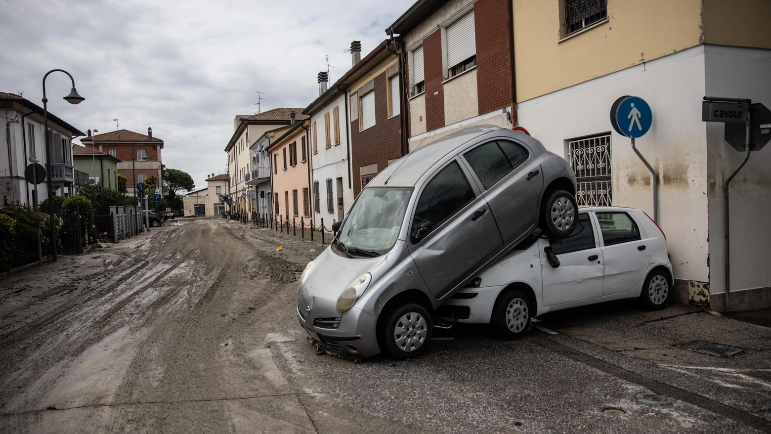 Auto distrutte a Sant'Agata sul Santerno, in provincia di Ravenna (Foto: Max Cavallari)