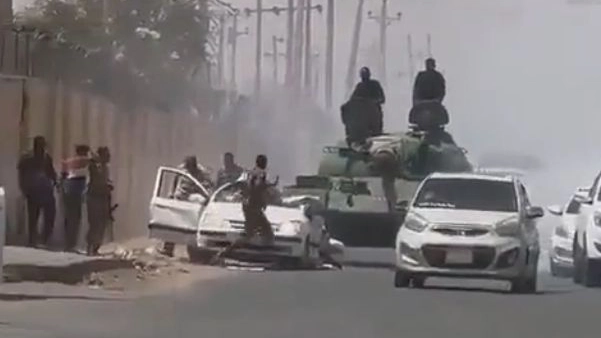 Khartoum, un carro armato travolge un'auto