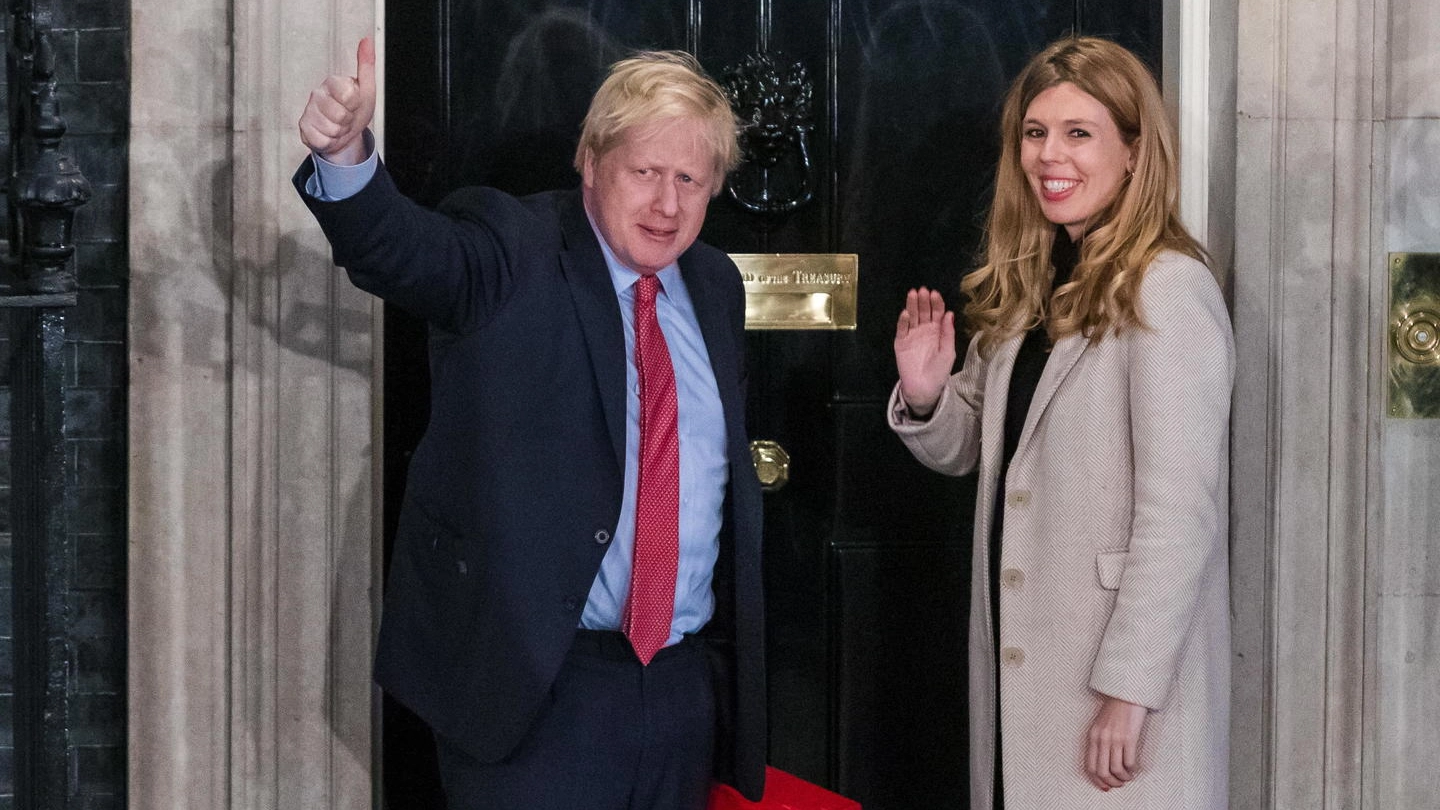 Boris Johnson e Carrie Symonds davanti al 10 di Downing Street (Ansa)
