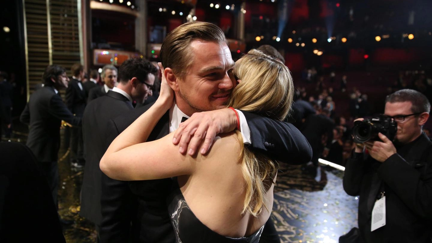 DiCaprio abbraccia Kate Winslet: finalmente Oscar (Ansa)
