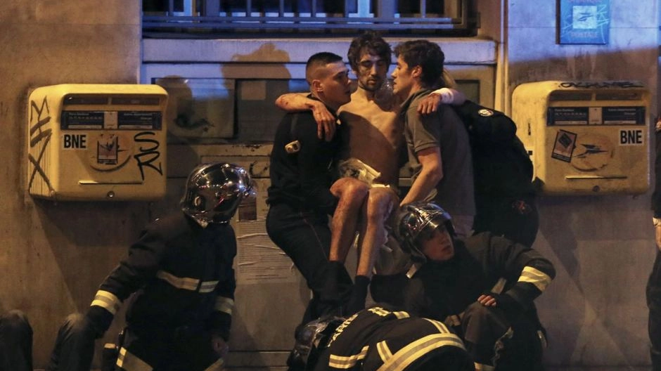 Soccorsi fuori dal Bataclan, a Parigi, dopo l'attentato 