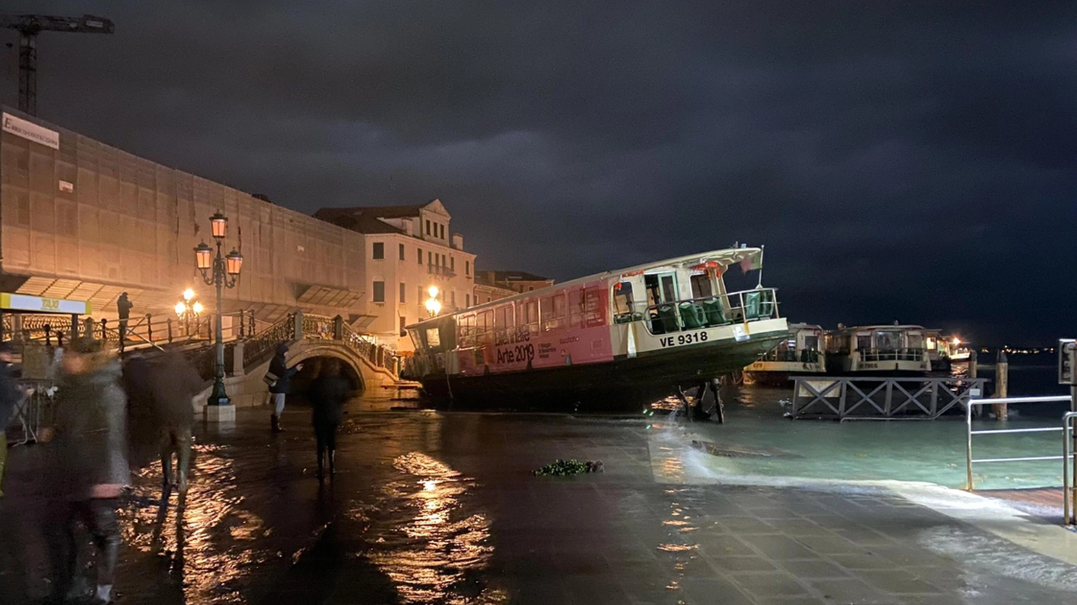 Venezia, i danni dell'acqua alta (Ansa)